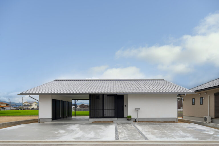 Read more about the article 観音寺の家【インナーガレージのある、漆喰壁の平屋】