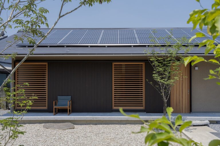 Read more about the article 国分寺の家【上質な素材が息づく、季節の庭と暮らす平屋】