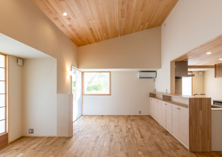 Read more about the article 【上質な素材が息づく、季節の庭と暮らす平屋】6月28日(土)～29日(日)完成見学会のお知らせ